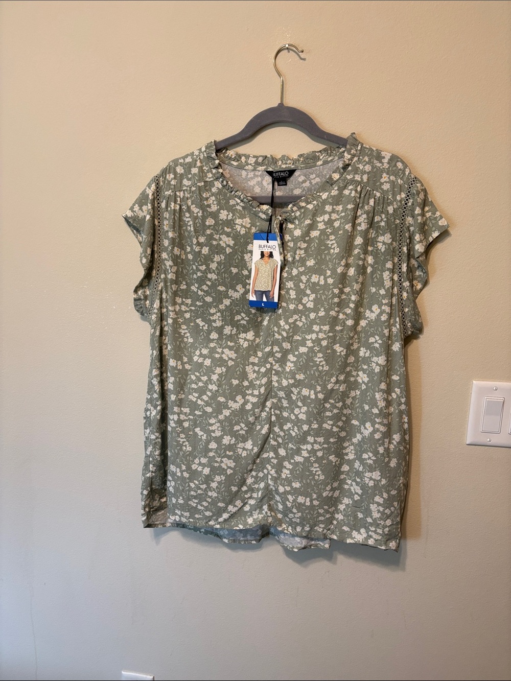 NWT- Buffalo David Bitton Sage Green Floral Flutter-Sleeve Top size Large